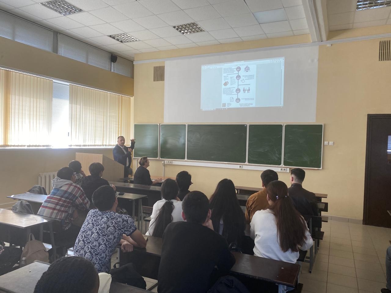 16 апреля руководство Института физики встретилось с иностранными студентами, обучающимися в Институте физики! 16 апреля руководство Института физики встретилось с иностранными студентами, обучающимися в Институте физики!