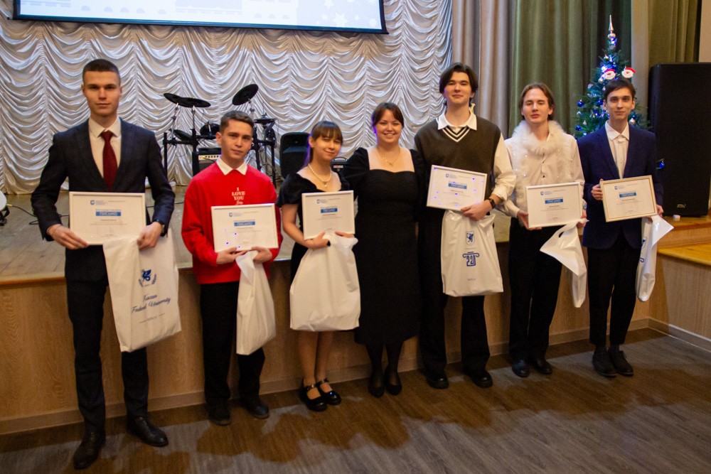 В Елабужском институте чествовали студентов-активистов В Елабужском институте чествовали студентов-активистов