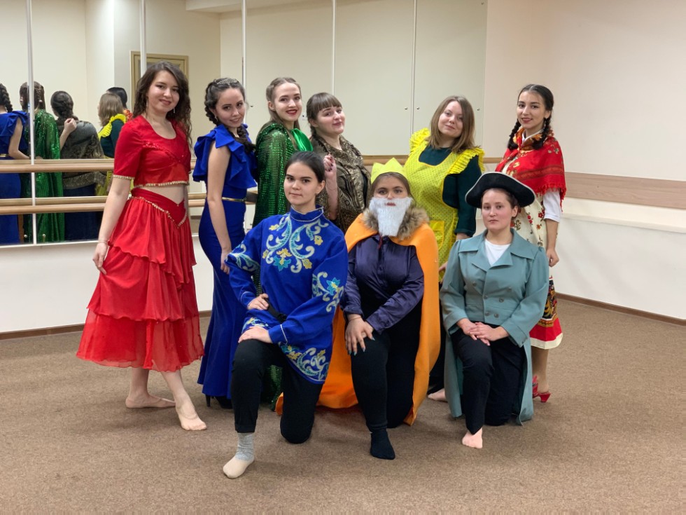 Студенческий молодежный театр 'Триумф' показал детям спектакль 'Емелино счастье' Студенческий молодежный театр 'Триумф' показал детям спектакль 'Емелино счастье'