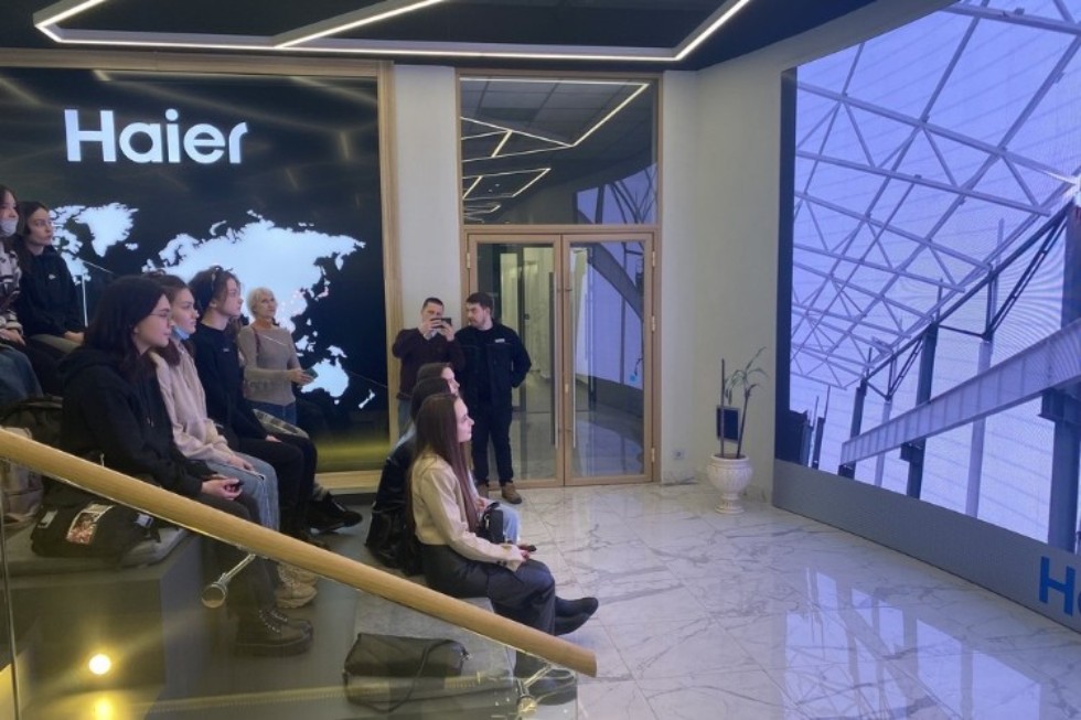 Студенты отделения иностранных языков посетили Хайер Индастри РУС Студенты отделения иностранных языков посетили Хайер Индастри РУС