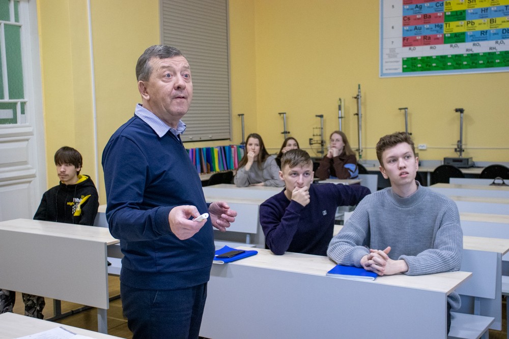 Обучающиеся психолого-педагогических классов Елабужского муниципального района познают методические особенности в преподавании математики и естественных наук в школе. Обучающиеся психолого-педагогических классов Елабужского муниципального района познают методические особенности в преподавании математики и естественных наук в школе.