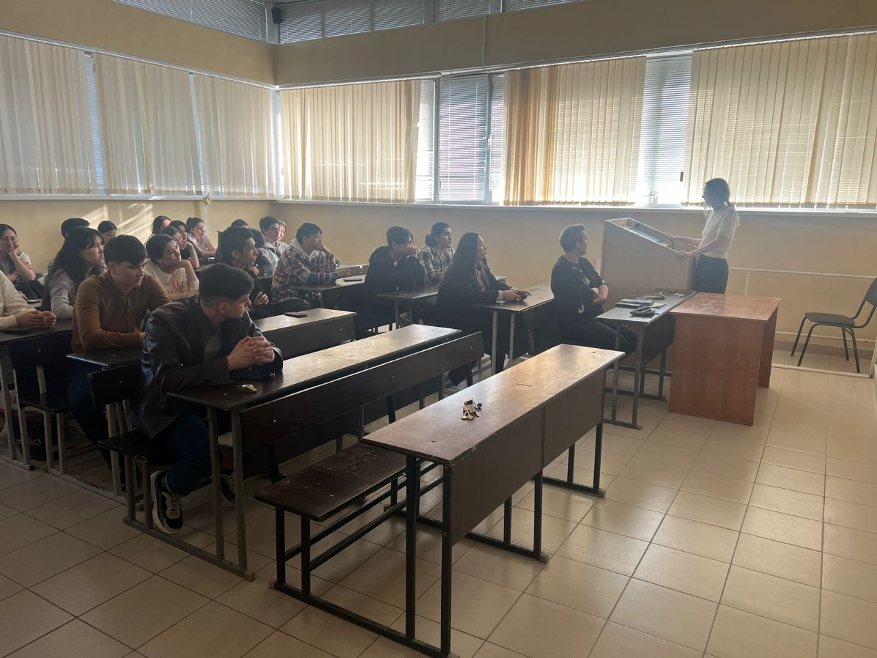 16 апреля руководство Института физики встретилось с иностранными студентами, обучающимися в Институте физики! 16 апреля руководство Института физики встретилось с иностранными студентами, обучающимися в Институте физики!