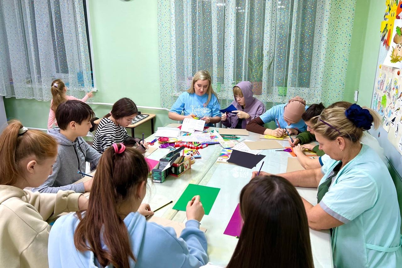 Волонтеры провели мастер-класс ко Дню Матери для детей центра 'Астра' ,Елабужский институт КФУ