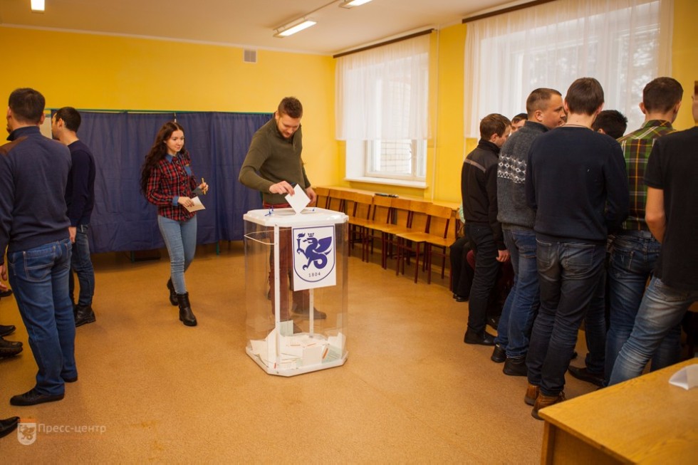 Студенты активно участвуют в акции 'Я выбираю вновь!' Студенты активно участвуют в акции 'Я выбираю вновь!'