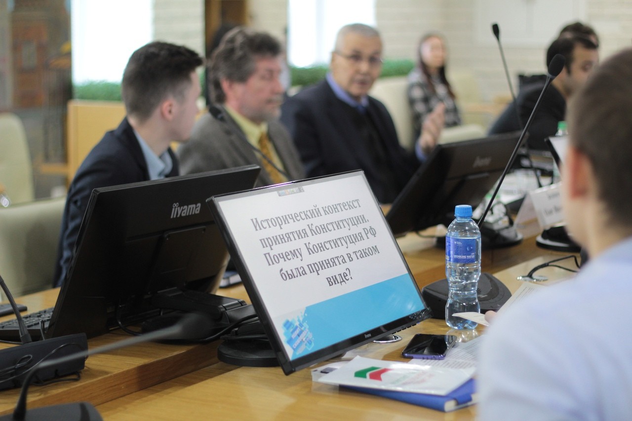 Студенческий клуб 'Политсковородка' провел круглый стол, приуроченный ко Дню Конституции Студенческий клуб 'Политсковородка' провел круглый стол, приуроченный ко Дню Конституции