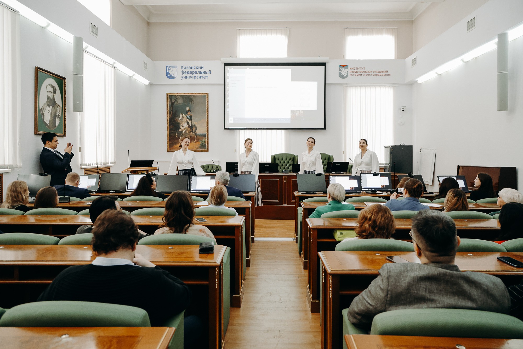 И.о. директора ИМОИиВ поздравляет всех коллег с наступающим Новым годом! И.о. директора ИМОИиВ поздравляет всех коллег с наступающим Новым годом!