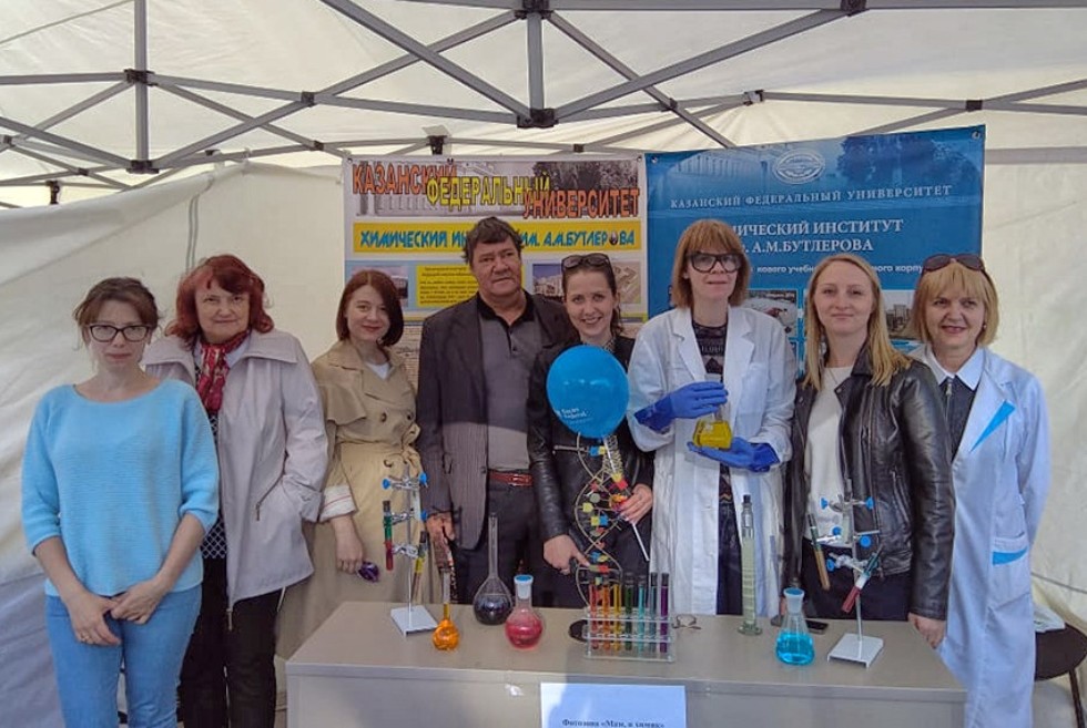 Шатер Химического института им. А.М. Бутлерова в научно-популярном проекте PROнаука в КФУ 'Ночь открытий' Шатер Химического института им. А.М. Бутлерова в научно-популярном проекте PROнаука в КФУ 'Ночь открытий'