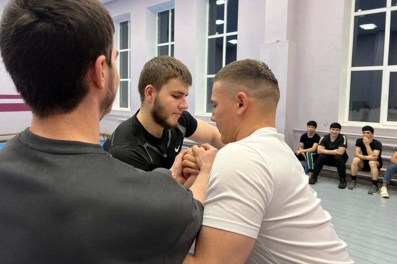 В Елабужском институте КФУ определили лучших армрестлеров В Елабужском институте КФУ определили лучших армрестлеров