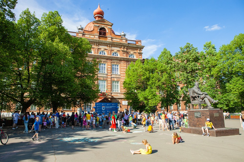Развлекательно-игровая программа 'Планета под названием Детство!' Развлекательно-игровая программа 'Планета под названием Детство!'