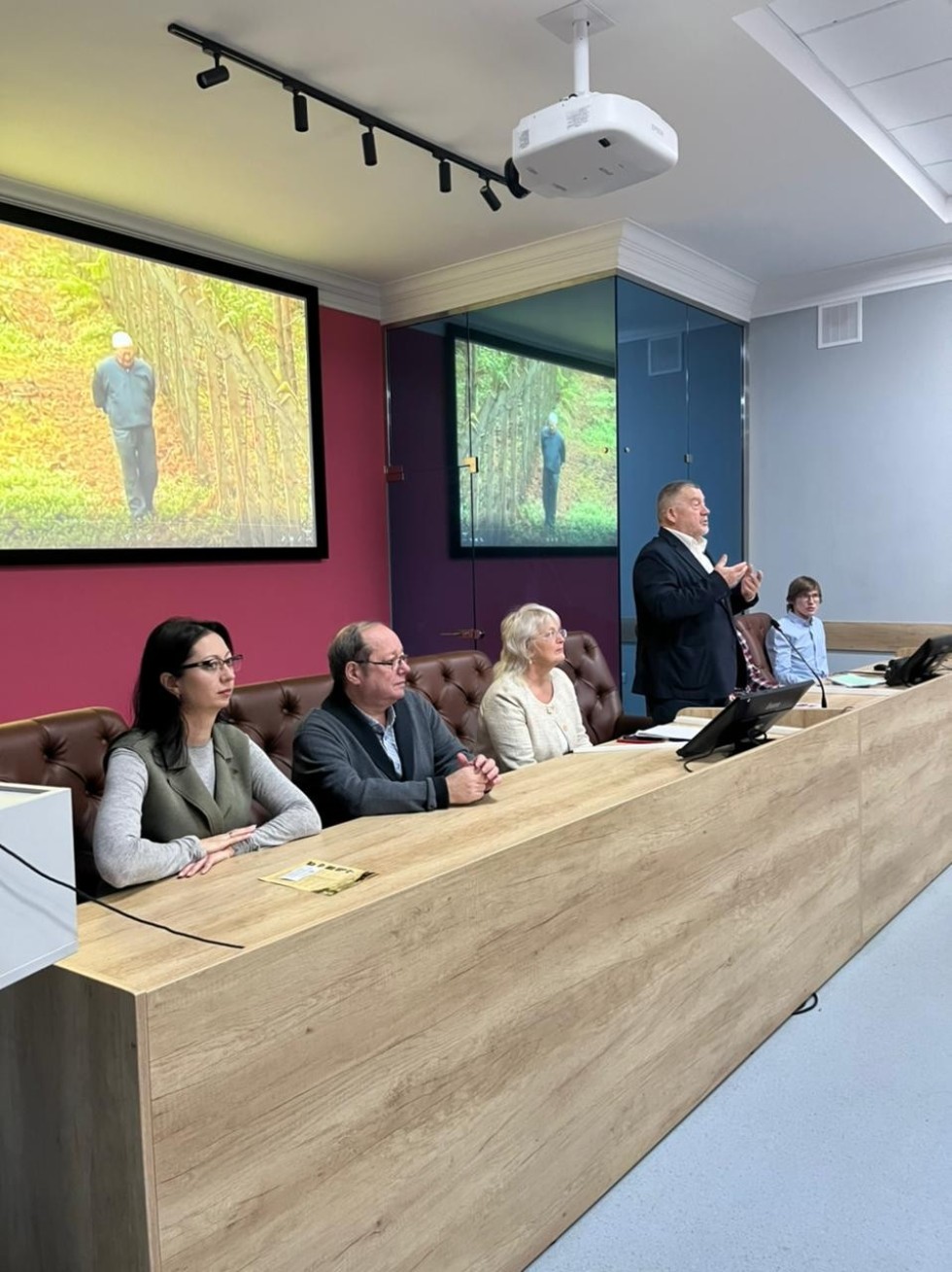 'Хоть им нет двадцати пяти ? трудный путь им пришлось пройти' 'Хоть им нет двадцати пяти ? трудный путь им пришлось пройти'