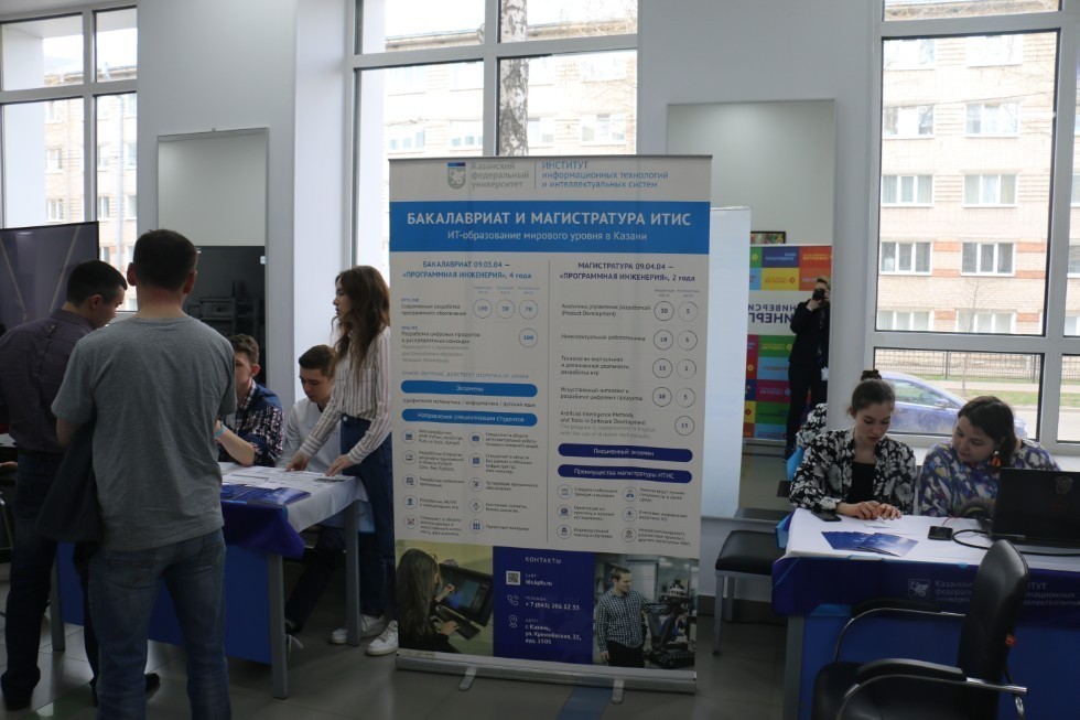 Employees of the Laboratory of Intelligent Systems gave a talk about robotics to applicants of the Kazan College of Information Technologies and Communications Employees of the Laboratory of Intelligent Systems gave a talk about robotics to applicants of the Kazan College of Information Technologies and Communications