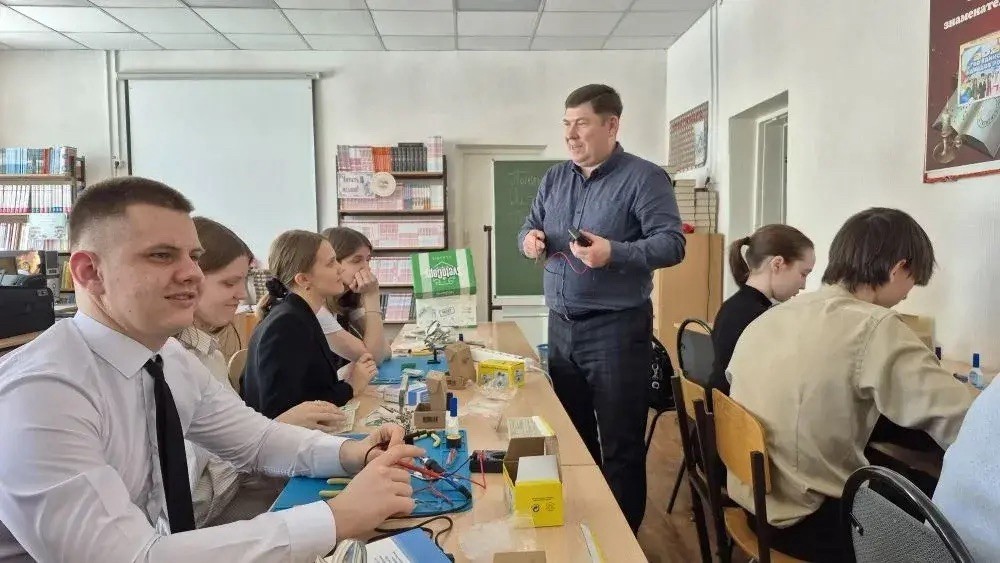 Старшеклассники погрузились в мир высоких технологий Старшеклассники погрузились в мир высоких технологий