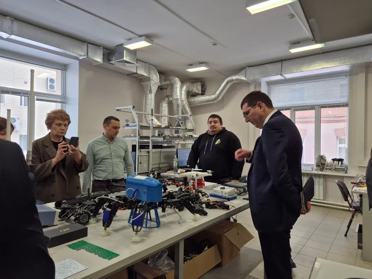 Визит высокопоставленных гостей в институт ИИРСИ КФУ Визит высокопоставленных гостей в институт ИИРСИ КФУ