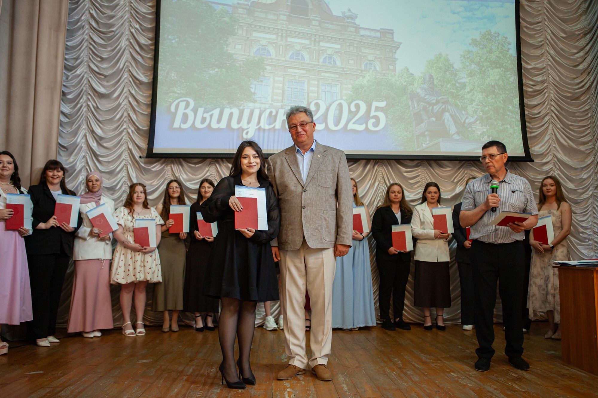 В Елабужском институте КФУ вручили дипломы новым специалистам В Елабужском институте КФУ вручили дипломы новым специалистам