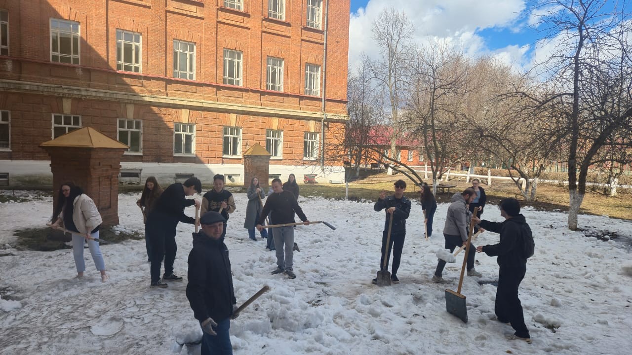 Студенты Елабужского института провели весенний субботник Студенты Елабужского института провели весенний субботник