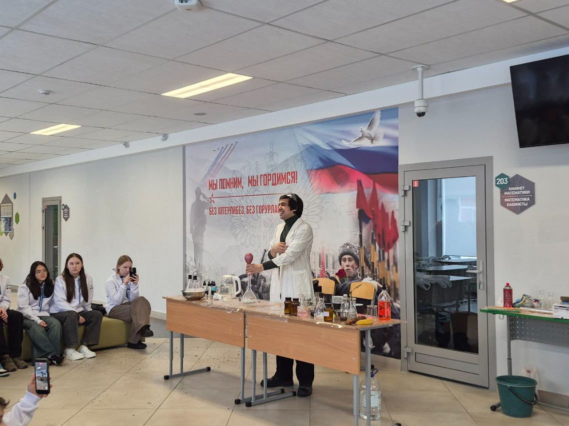 Студент Химического института организовал Химическое шоу в Менделеевске Студент Химического института организовал Химическое шоу в Менделеевске