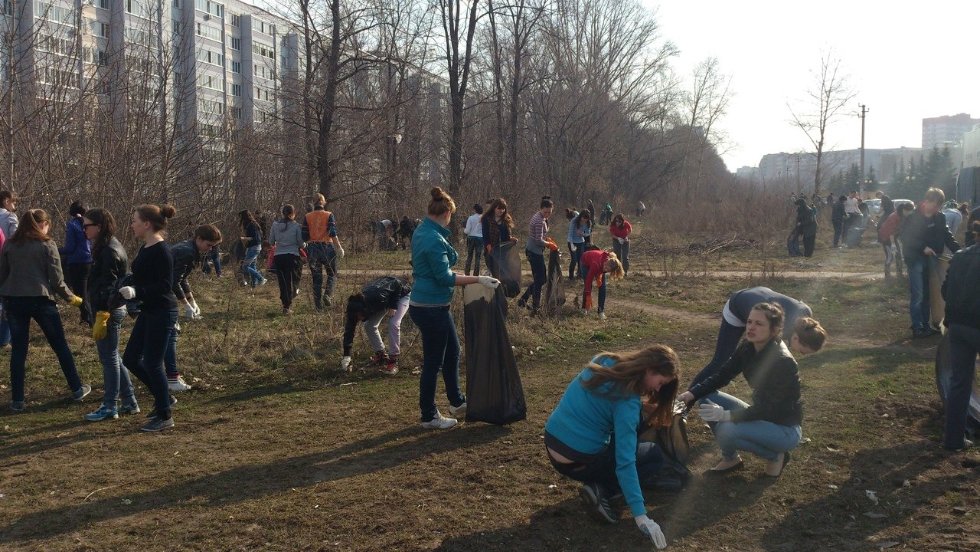 Институт экономики и финансов участвует в месячнике по уборке города. Институт экономики и финансов участвует в месячнике по уборке города.