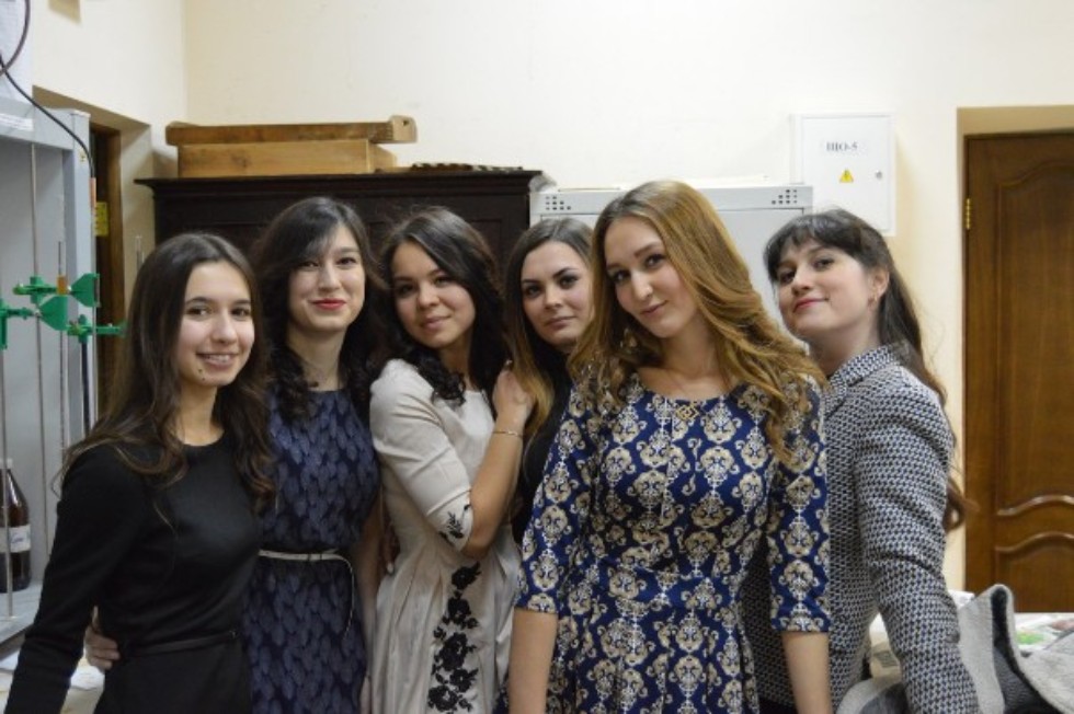 В лаборатории на кафедре почвоведения Студенты, выпускники