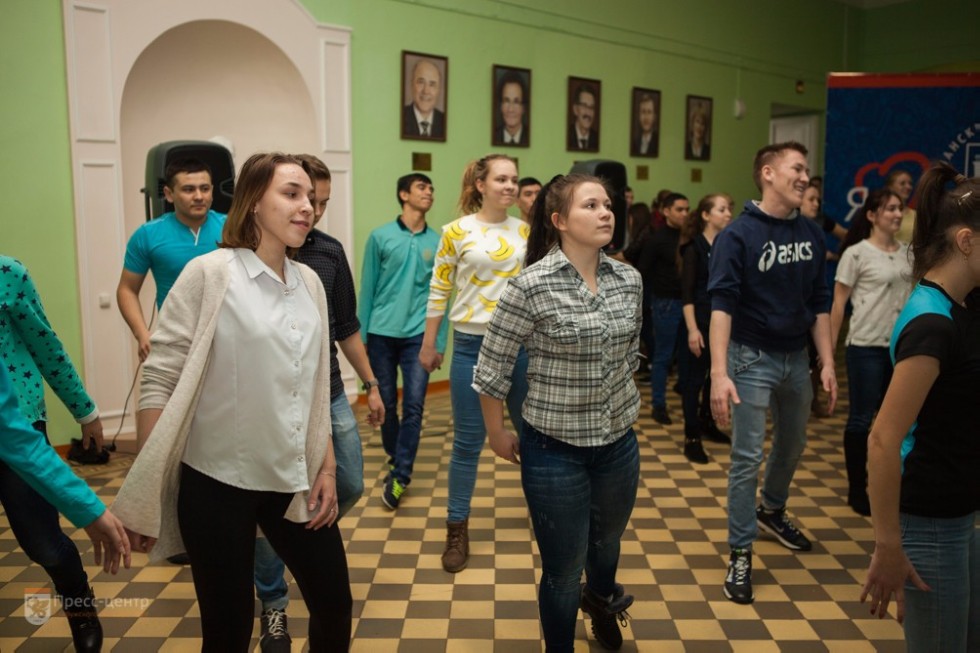 Студенты активно участвуют в акции 'Я выбираю вновь!' Студенты активно участвуют в акции 'Я выбираю вновь!'