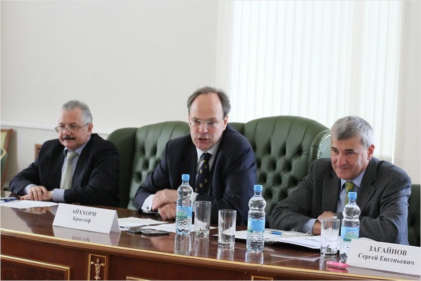 Does EU support arms supplies to Syrian rebels?