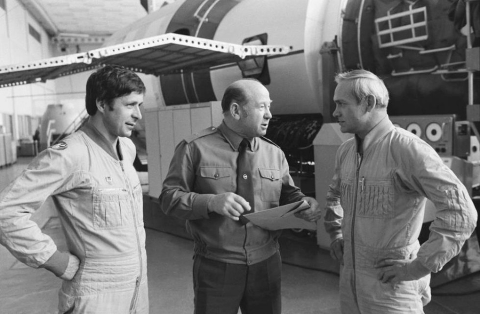 Первый в открытом космосе Первый в открытом космосе