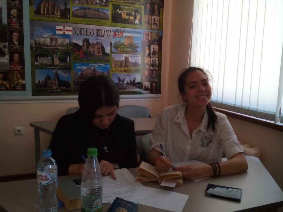 Сирень цветет? Победу празднует народ! И снова ждет своих героев перевод Сирень цветет? Победу празднует народ! И снова ждет своих героев перевод