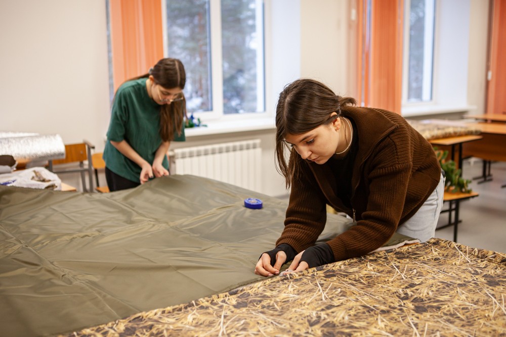 35 утепленных одеял для бойцов СВО сшили студенты Елабужского института КФУ 35 утепленных одеял для бойцов СВО сшили студенты Елабужского института КФУ