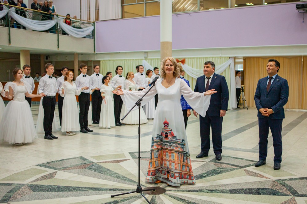 Елабужский институт отметил 125-летие императорским балом Елабужский институт отметил 125-летие императорским балом