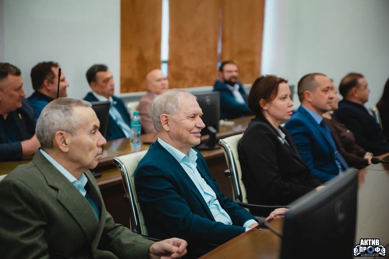 Ректор КФУ представил коллективу НЧИ КФУ нового директора Ректор КФУ представил коллективу НЧИ КФУ нового директора