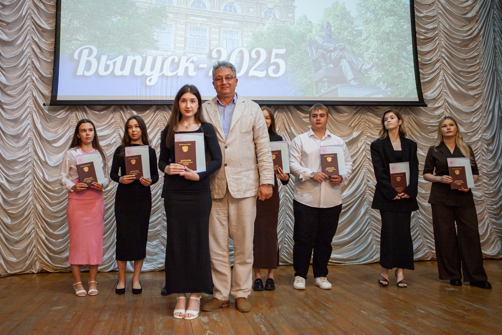 В Елабужском институте КФУ прошла церемония вручения дипломов В Елабужском институте КФУ прошла церемония вручения дипломов