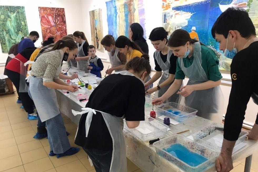 Студенты Елабужского института КФУ посетили мастер-класс по технике рисования на воде ,Елабужский институт КФУ