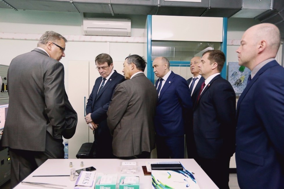 Director of Russian Federal Nuclear Center Toured Kazan University Facilities
