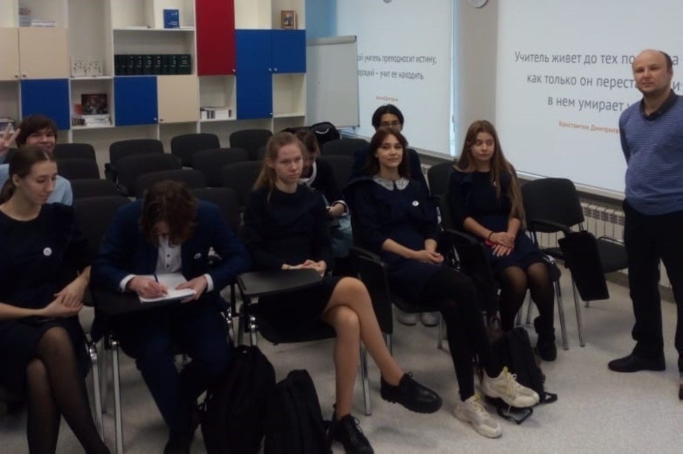 Кафедра экономики и менеджмента продолжает занятия с учениками 'Университетской' школы Кафедра экономики и менеджмента продолжает занятия с учениками 'Университетской' школы