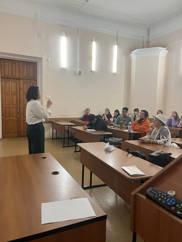 8 ноября 2024 года в рамках дисциплин 'Психология лидерства' и 'Психология саморазвития' для студентов-психологов 4 курса состоялась лекция с приглашенным гостем Митей Ефимовым - Мастером и Амбассадором Йоги смеха в России и СНГ, главным смехотерапевтом страны, бизнес-тренером, двукратным чемпионом мира по смеху 8 ноября 2024 года в рамках дисциплин 'Психология лидерства' и 'Психология саморазвития' для студентов-психологов 4 курса состоялась лекция с приглашенным гостем Митей Ефимовым - Мастером и Амбассадором Йоги смеха в России и СНГ, главным смехотерапевтом страны, бизнес-тренером, двукратным чемпионом мира по смеху