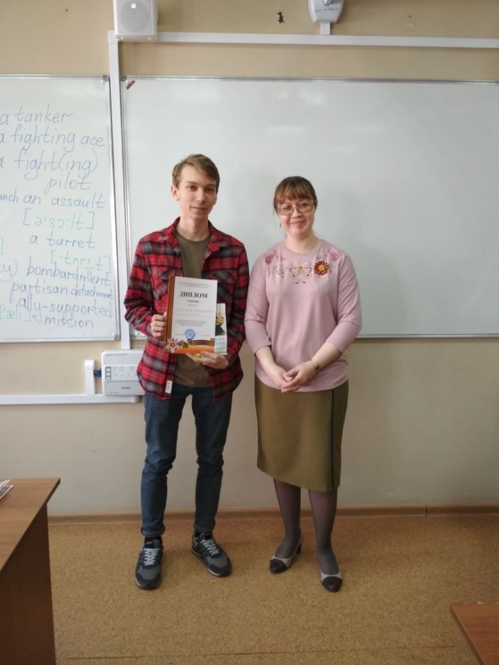 Мы переводим строки, опаленные войной?Мы помним тех, благодаря кому живем с тобой? Мы переводим строки, опаленные войной?Мы помним тех, благодаря кому живем с тобой?