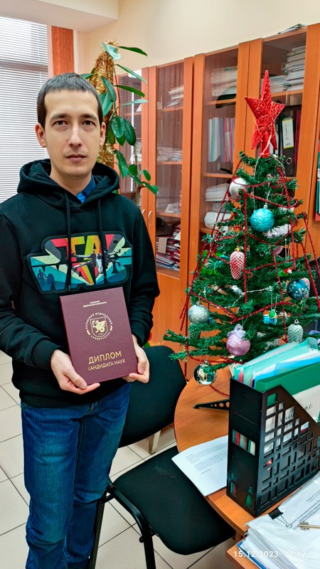 Поздравляем Макарова Руслана Валерьевича с присуждением ему ученой степени кандидата физико-математических наук Поздравляем Макарова Руслана Валерьевича с присуждением ему ученой степени кандидата физико-математических наук