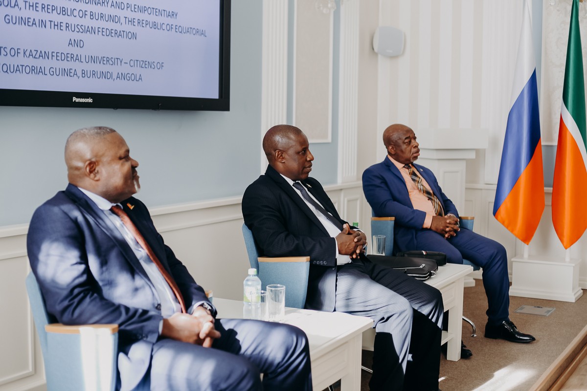 В ходе визита в КФУ послы африканских стран высоко оценили уровень российского образования В ходе визита в КФУ послы африканских стран высоко оценили уровень российского образования