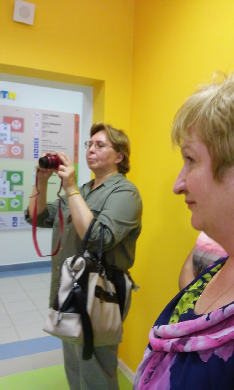 Здесь приобретают знания дети 21 века Здесь приобретают знания дети 21 века