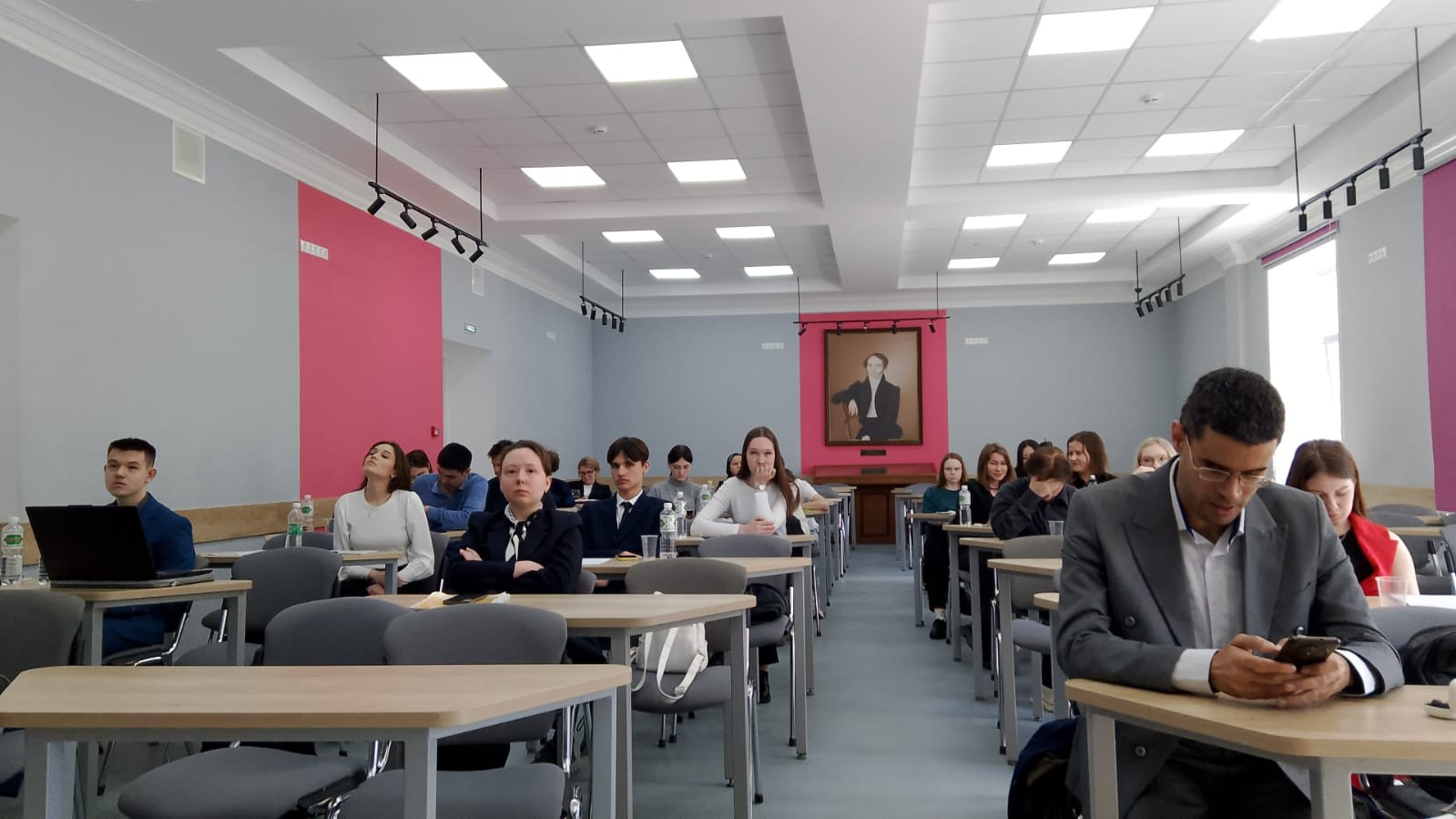 Конференция 'Школа молодого ученого' связывает поколения, где мудрость наставников переплетается с жаждой открытий Конференция 'Школа молодого ученого' связывает поколения, где мудрость наставников переплетается с жаждой открытий