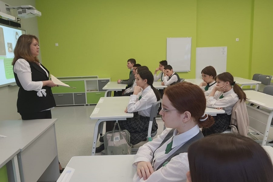 В рамках акции 'Ученые в школе' доцент Альфира Хайруллина провела лекцию-беседу в полилингвальной школе 'Адымнар-Алабуга'