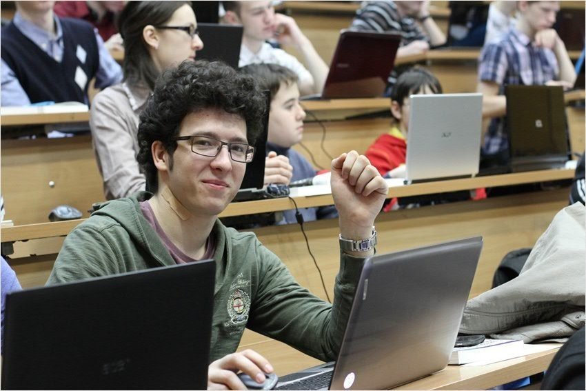 KFU students were trained to develop applications for mobile phones