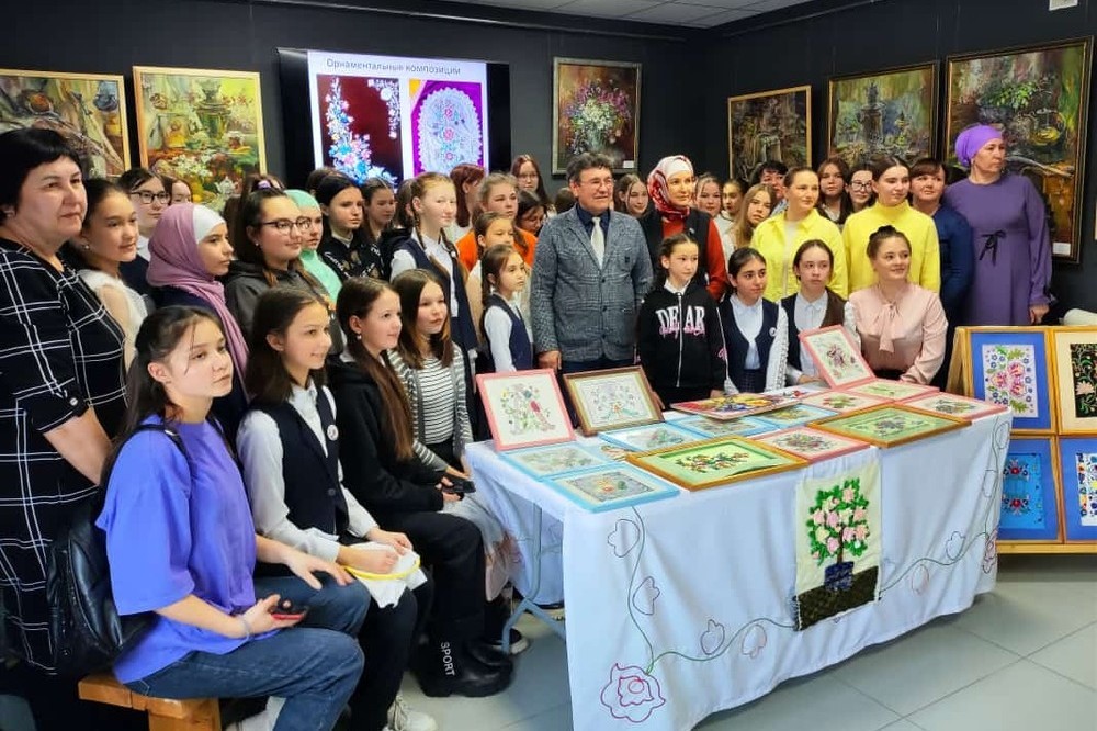 Мастер-класс 'Композиция и цвет в татарской вышивке' и профориентационная работа Елабужского института КФУ в Муслюмово Мастер-класс 'Композиция и цвет в татарской вышивке' и профориентационная работа Елабужского института КФУ в Муслюмово