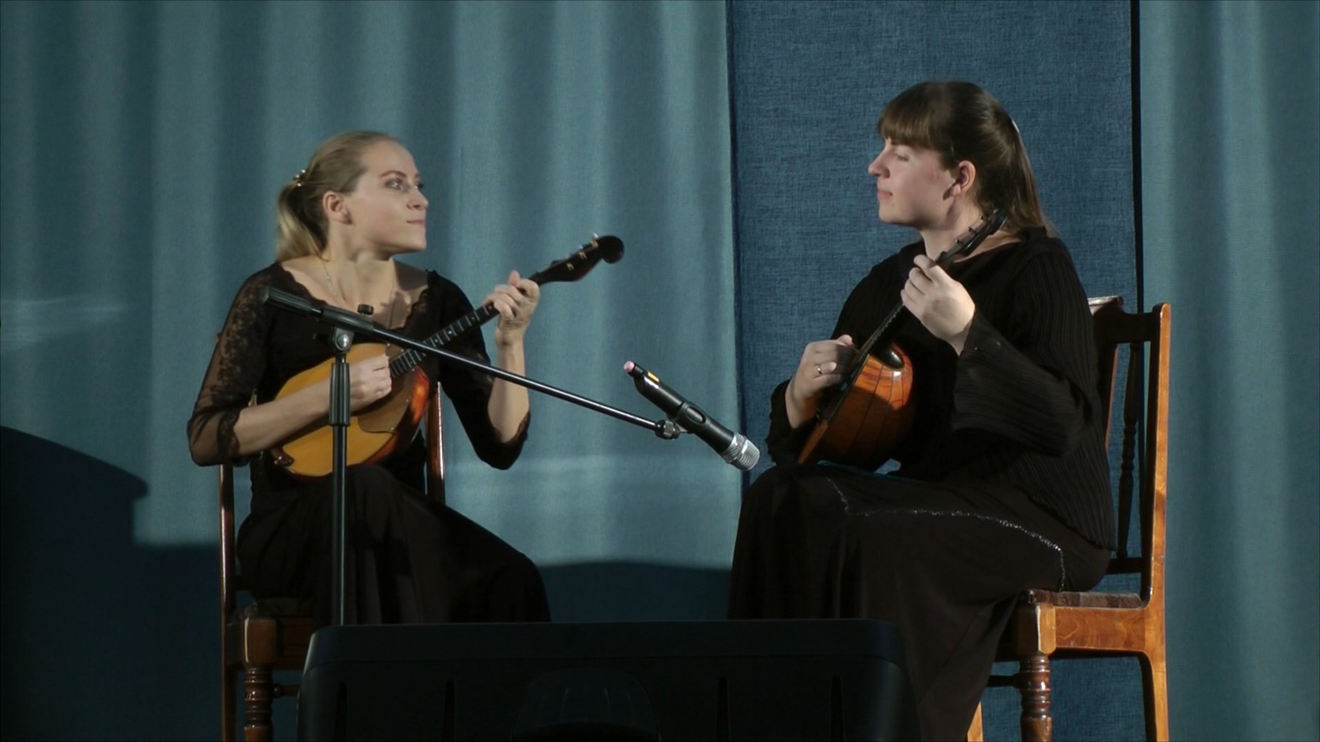 'Идёт направо - песнь заводит, налево - сказку говорит...' 'Идёт направо - песнь заводит, налево - сказку говорит...'