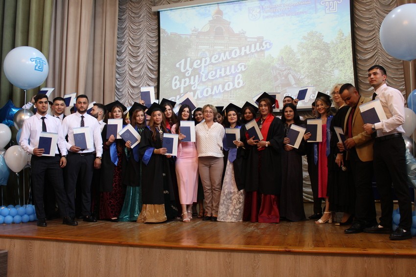 В Елабужском институте КФУ вручили дипломы иностранным выпускникам-филологам и историкам В Елабужском институте КФУ вручили дипломы иностранным выпускникам-филологам и историкам