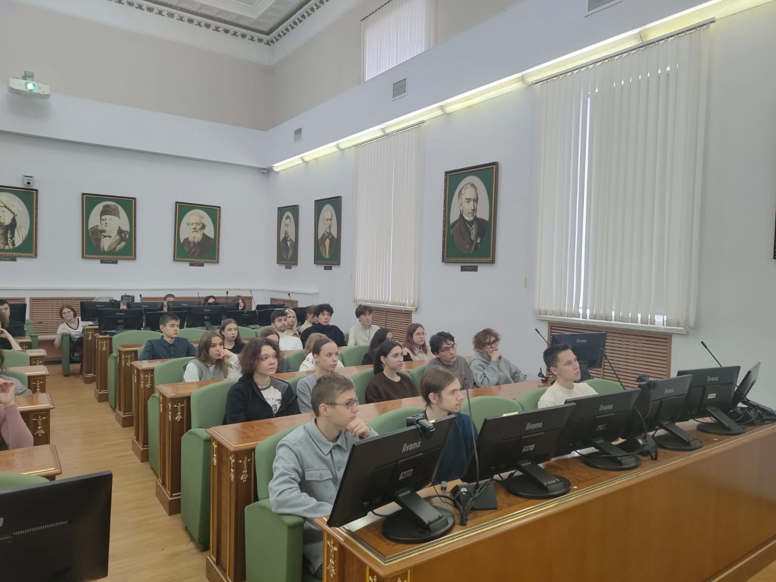 В ИМОИиВ состоялась публичная лекция Александра Полунова В ИМОИиВ состоялась публичная лекция Александра Полунова