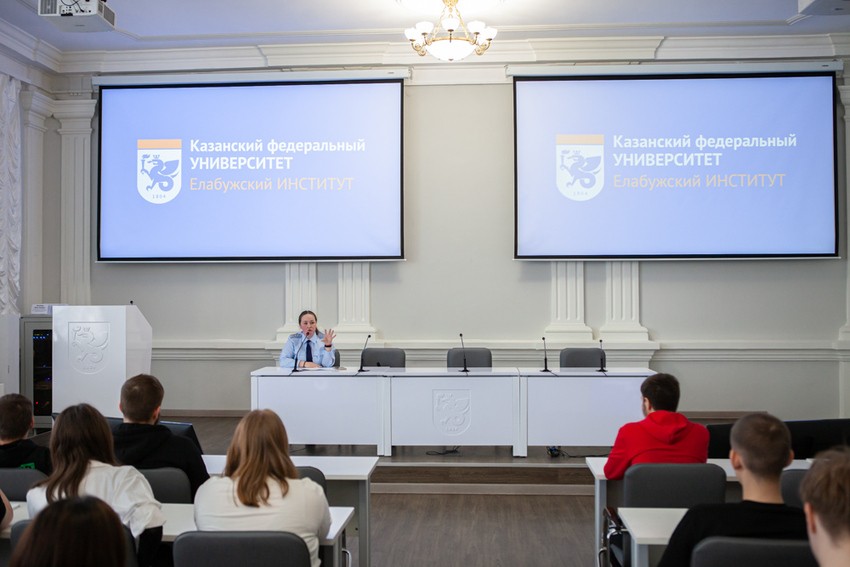 Со студентами встретилась инспектор МВД Со студентами встретилась инспектор МВД