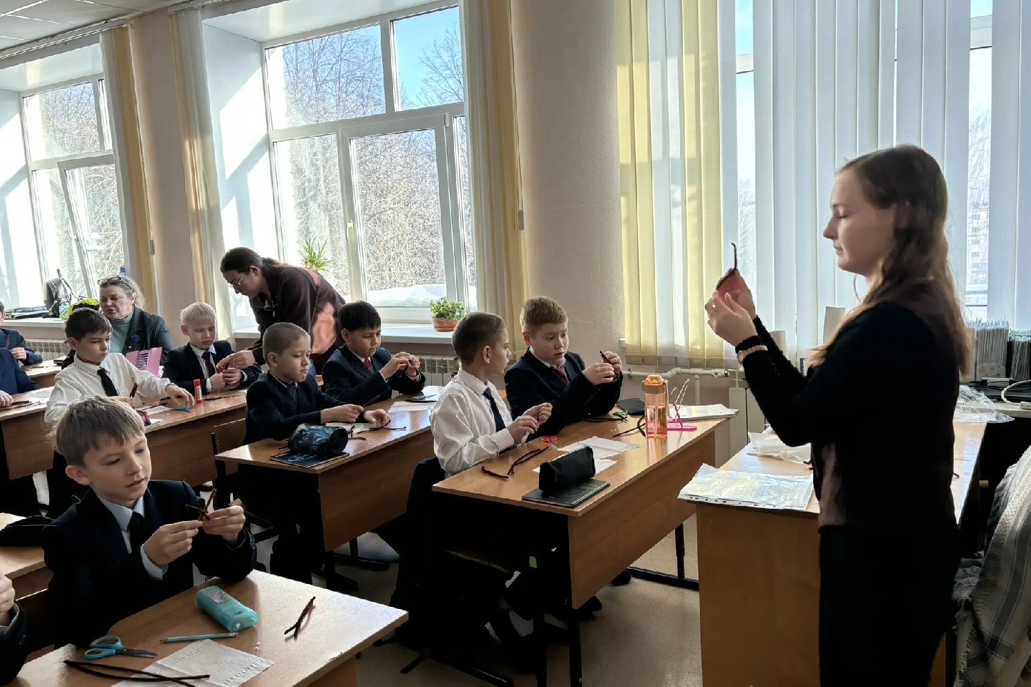 'НЕскучная наука': студенты КФУ превратили синельную проволоку в тюльпаны и пауков для елабужских младшеклассников 'НЕскучная наука': студенты КФУ превратили синельную проволоку в тюльпаны и пауков для елабужских младшеклассников