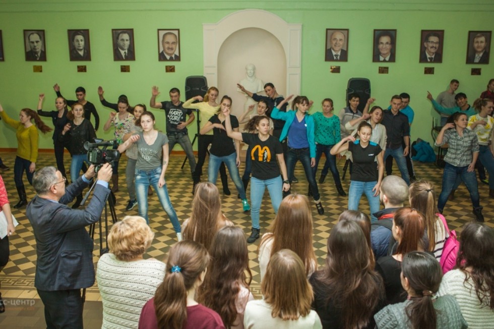 Студенты активно участвуют в акции 'Я выбираю вновь!' Студенты активно участвуют в акции 'Я выбираю вновь!'