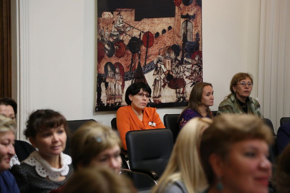 Система общественных ценностей глазами современной женщины: обсуждение и дебаты на круглом столе в Кремле. Система общественных ценностей глазами современной женщины: обсуждение и дебаты на круглом столе в Кремле.