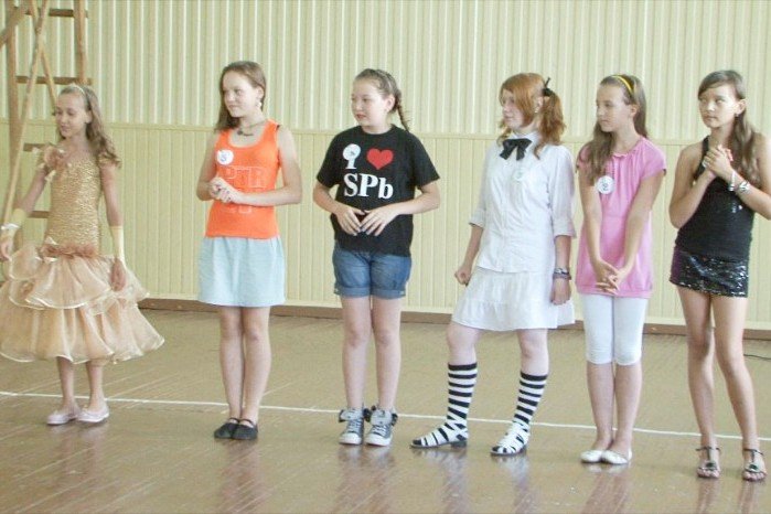 Конкурсы для девочек 9 лет. Конкурс девочек в лагере. Фото Мисс лагеря. Одинаковый стиль девочек на конкурс. Мисс лагеря для девочек.